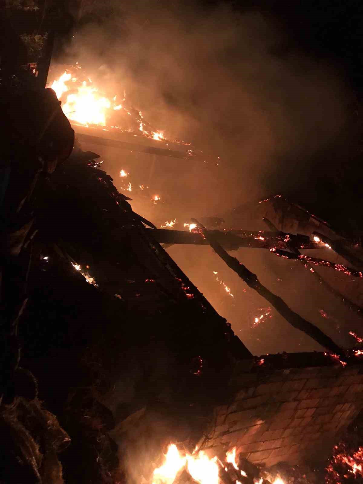 İvrindi&rsquo;de hayvan damı yandı
