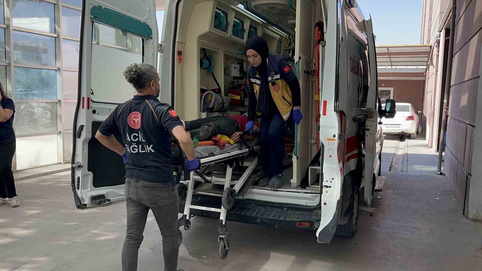 Motosiklet ile otomobil çarpıştı: 2 yaralı
