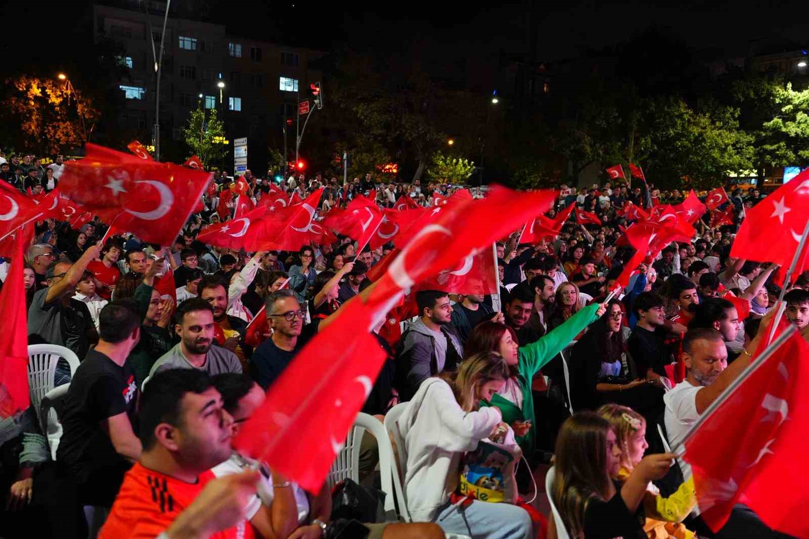 Kartallıların kalbi "12 Dev Adam"la birlikte attı
