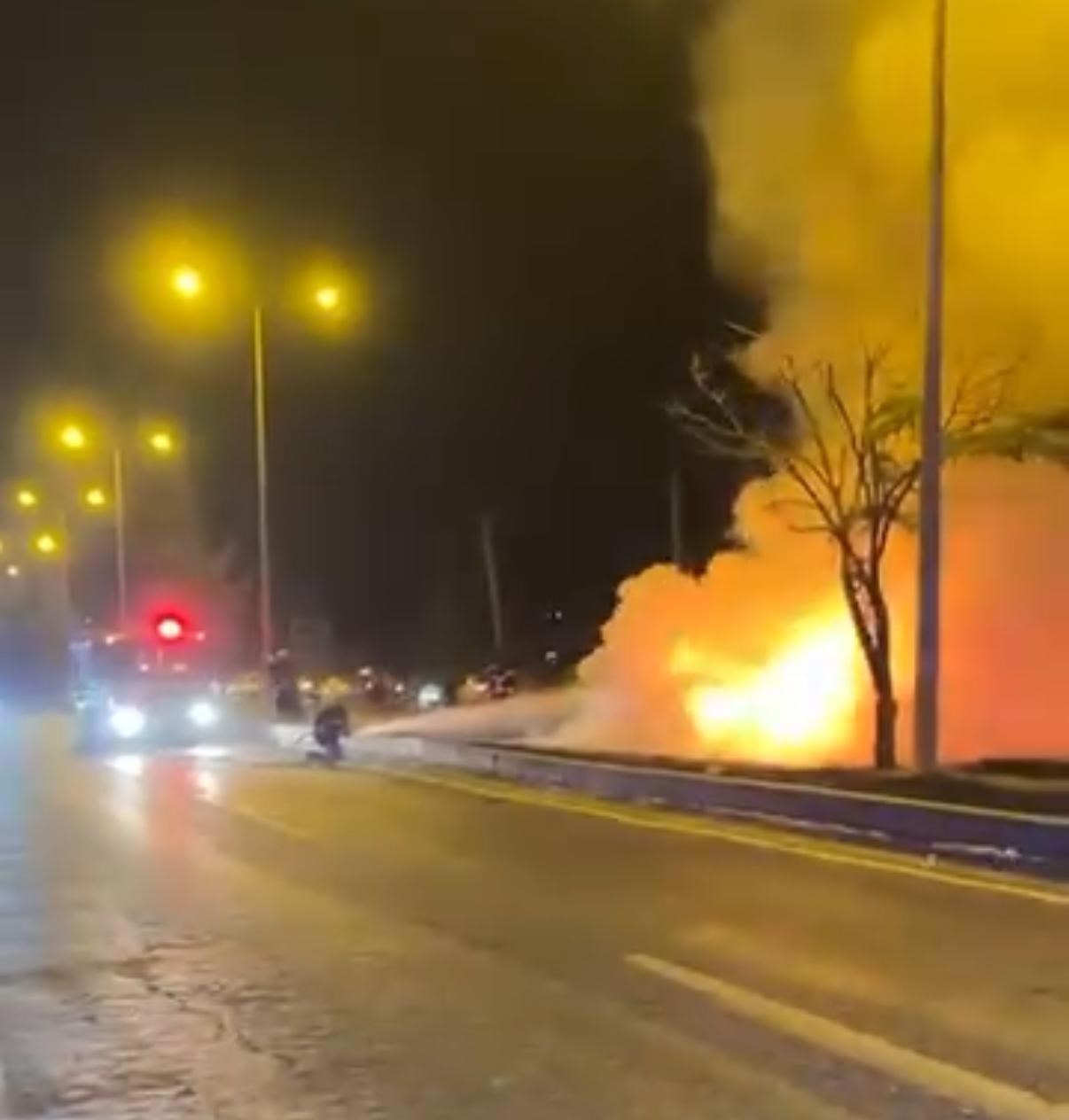 Diyarbakır’da alevlere teslim olan otomobilin sürücüsü yaralandı