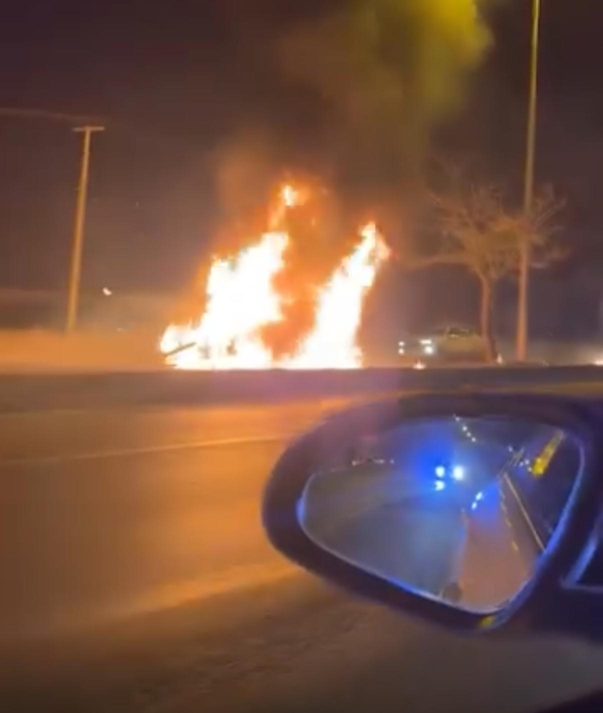 Diyarbakır&rsquo;da alevlere teslim olan otomobilin s&uuml;r&uuml;c&uuml;s&uuml; yaralandı
