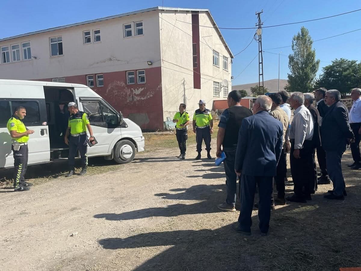 Diyadin&rsquo;de okul servis ara&ccedil;ları ve s&uuml;r&uuml;c&uuml;ler denetlendi
