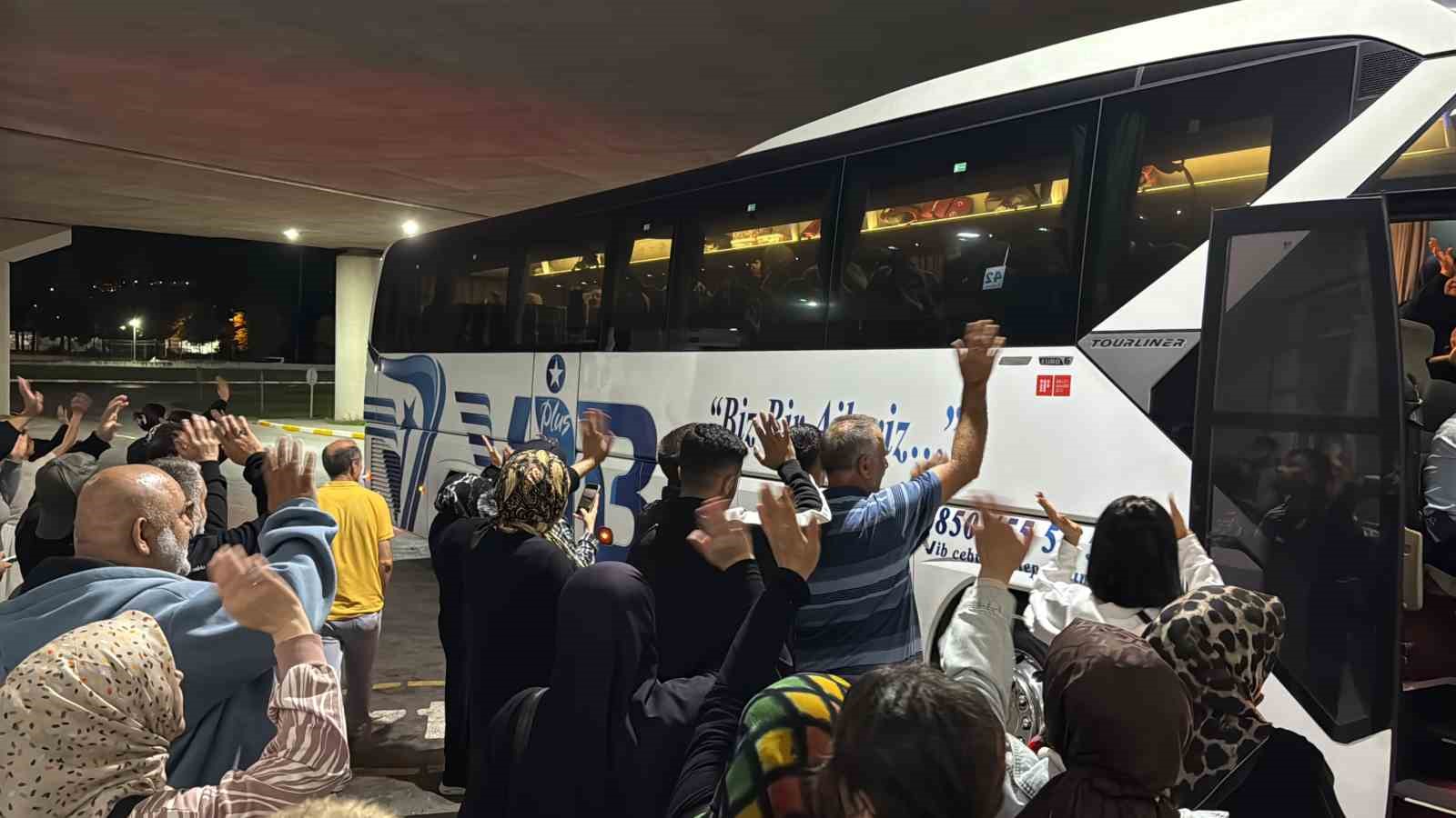 İşitme engellilerin umre heyecanı: Gözyaşları ve dualarla uğurlandılar
