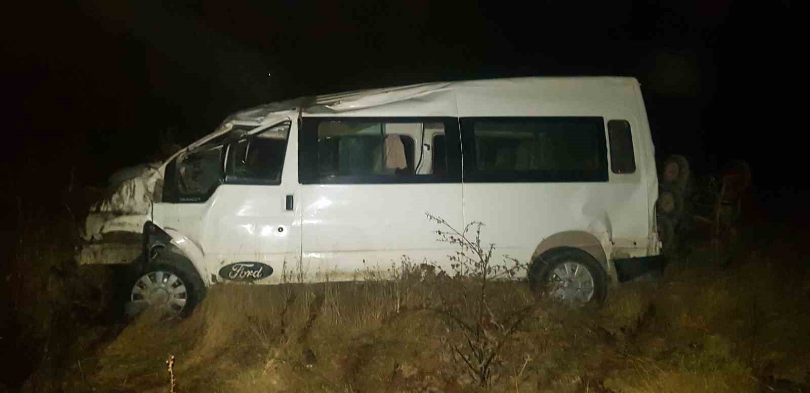 Sürücüsünün kontrolünden çıkan midibüs tarlaya uçtu: 1 yaralı