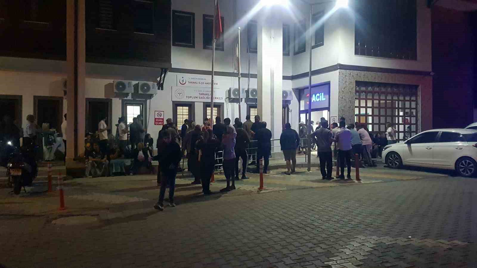 Sürücüsünün kontrolünden çıkan midibüs tarlaya uçtu: 1 yaralı
