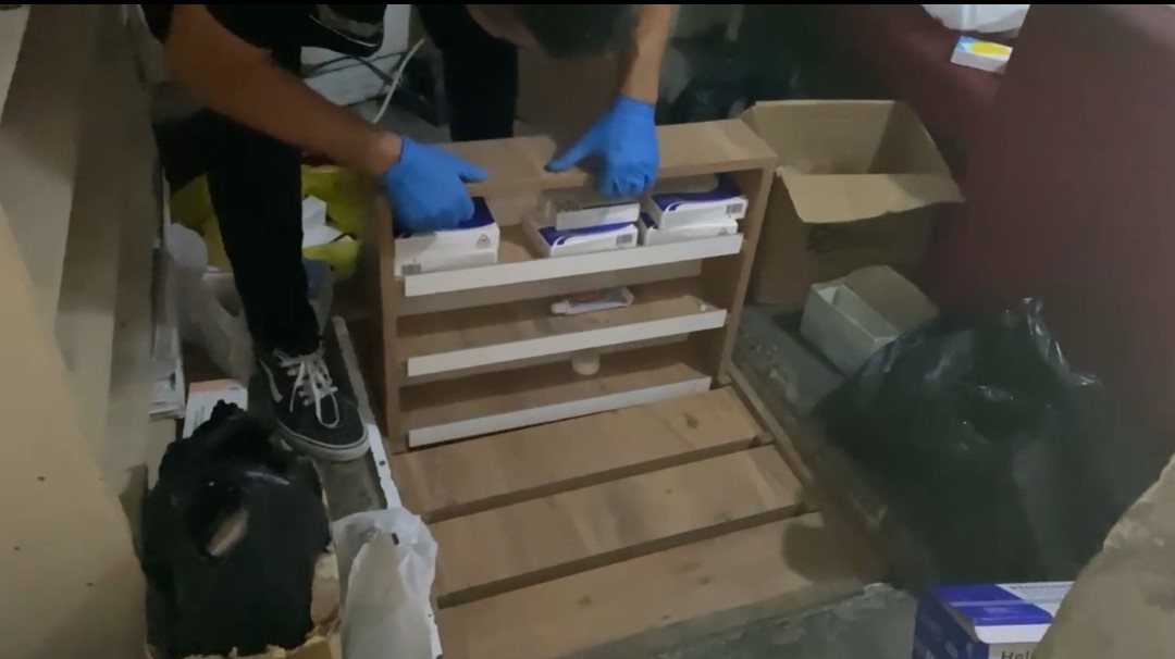 Depoya &ccedil;evrilmiş gizli b&ouml;lmede 31 bin 98 ila&ccedil;, bin 538 tıbbı malzeme ele ge&ccedil;irildi: 2 g&ouml;zaltı
