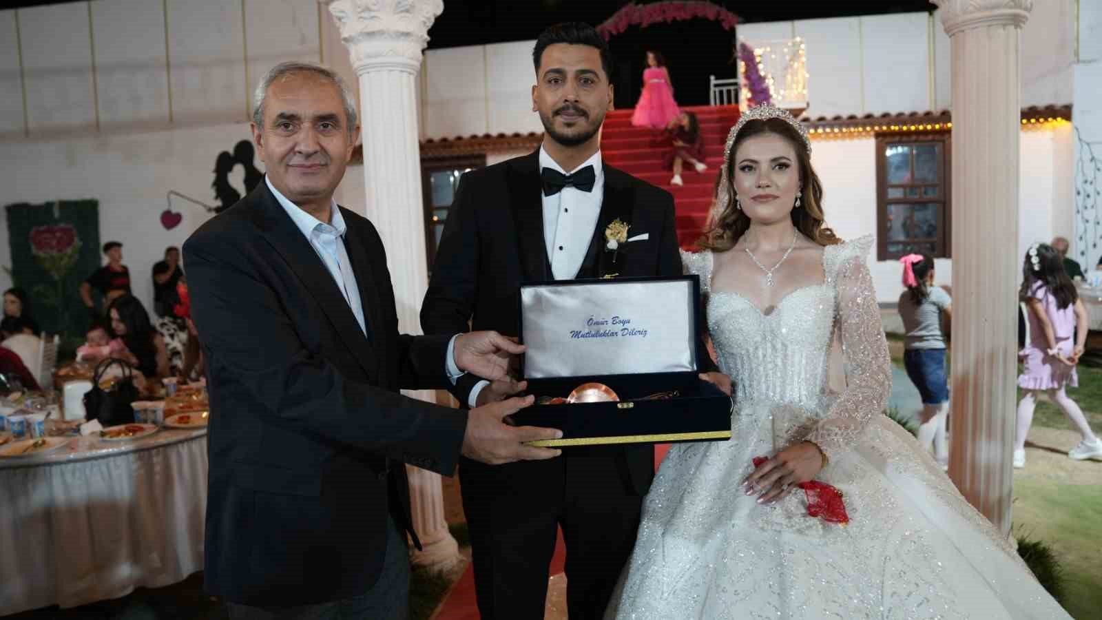 Başkanın makam aracı depremzede &ccedil;iftin gelin arabası oldu
