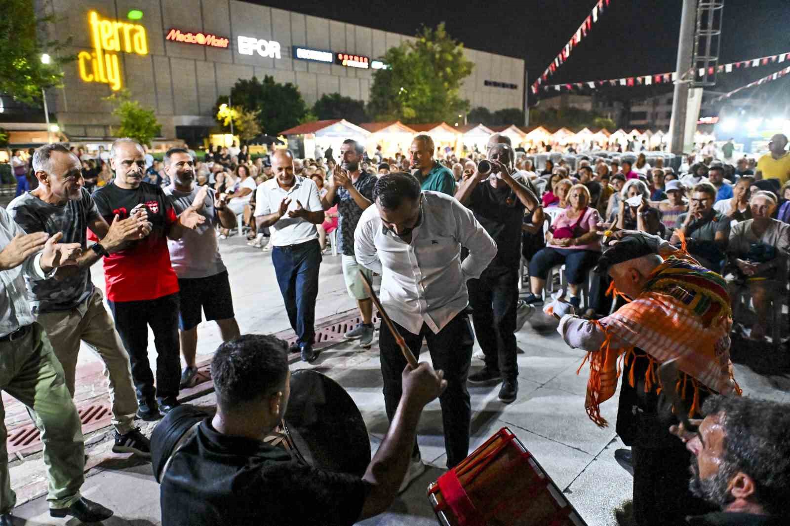 En fazla baklavayı yemek için kıyasıya yarıştılar