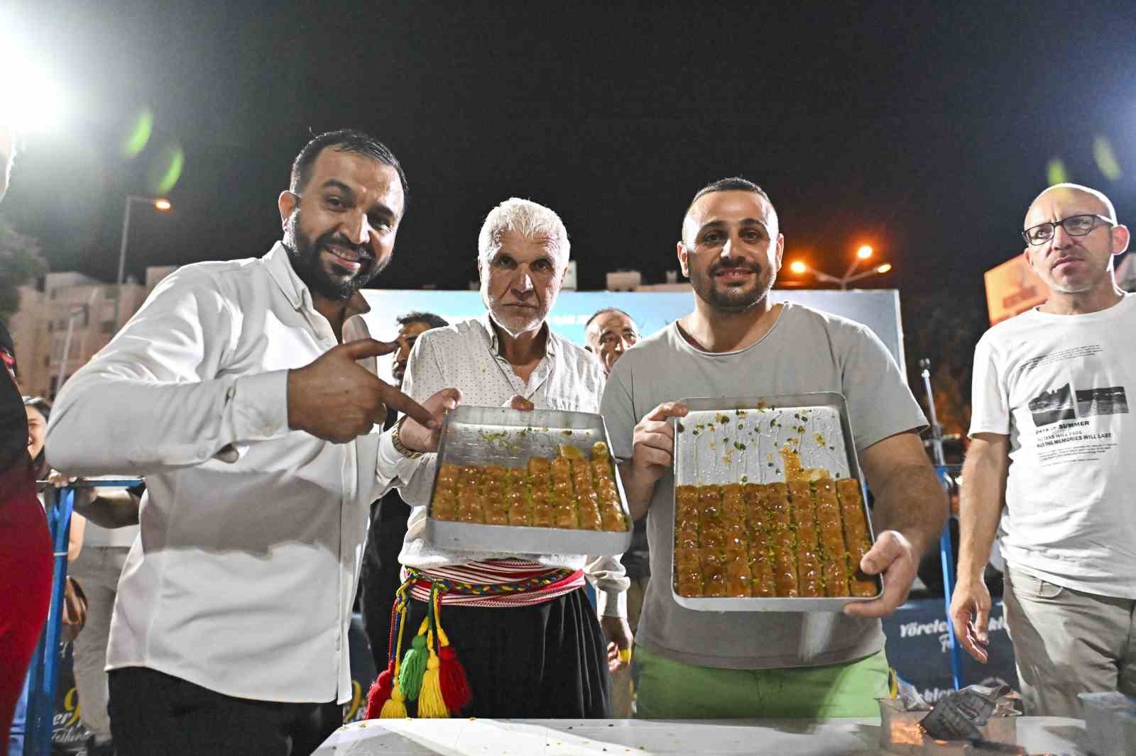 En fazla baklavayı yemek i&ccedil;in kıyasıya yarıştılar
