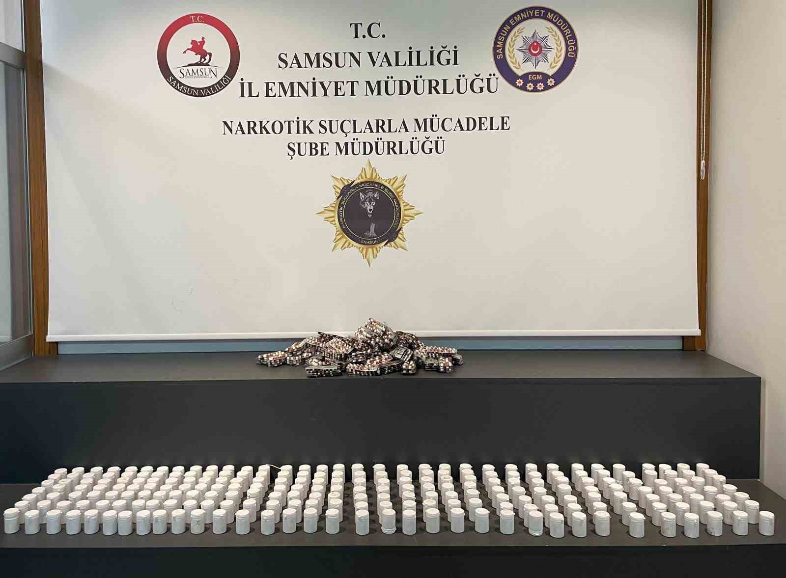 Polis &ccedil;atı katındaki &ccedil;uvallarda 15 bin uyuşturucu hap ele ge&ccedil;irdi
