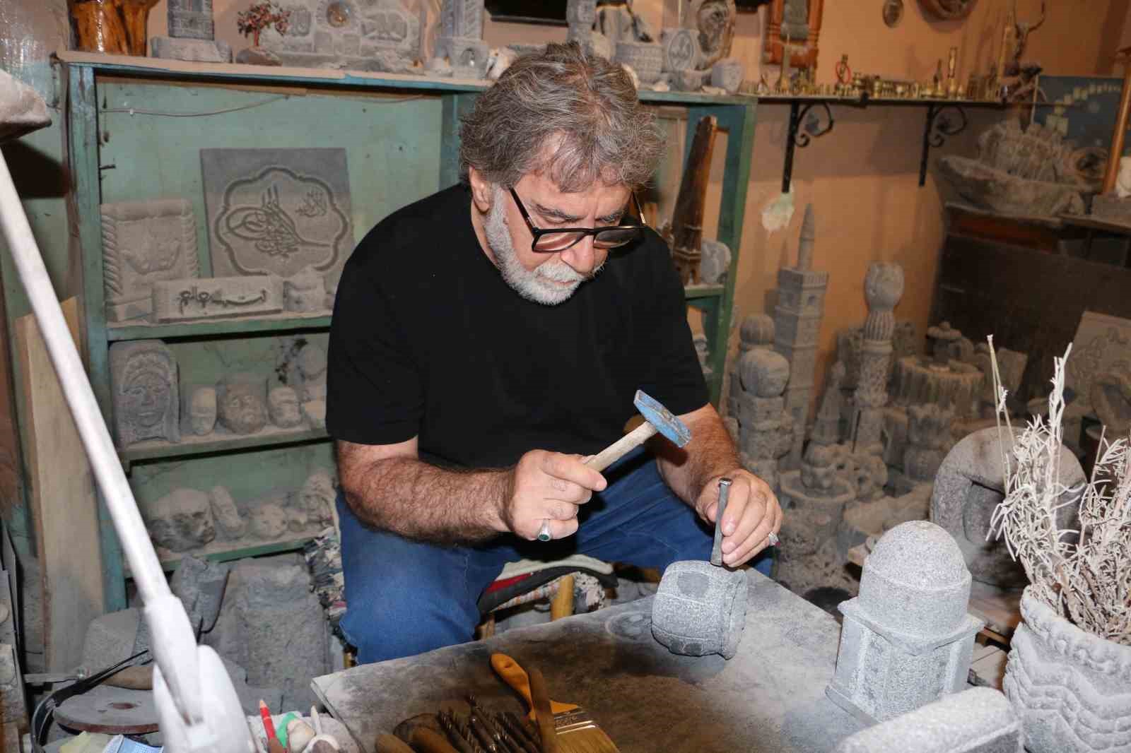 Emekli öğretmen taşlara ’fısıldıyor’