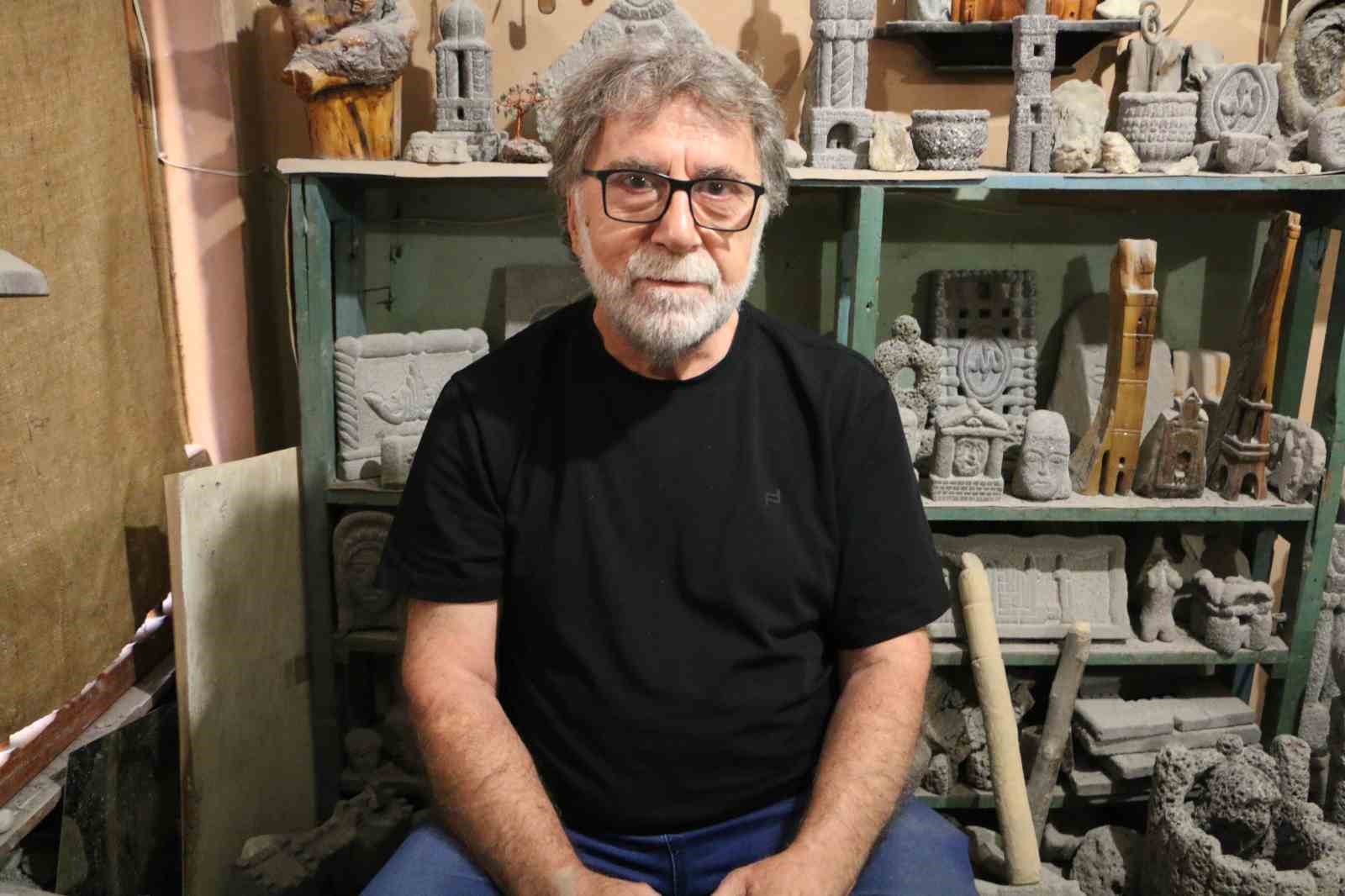 Emekli &ouml;ğretmen taşlara &rsquo;fısıldıyor&rsquo;
