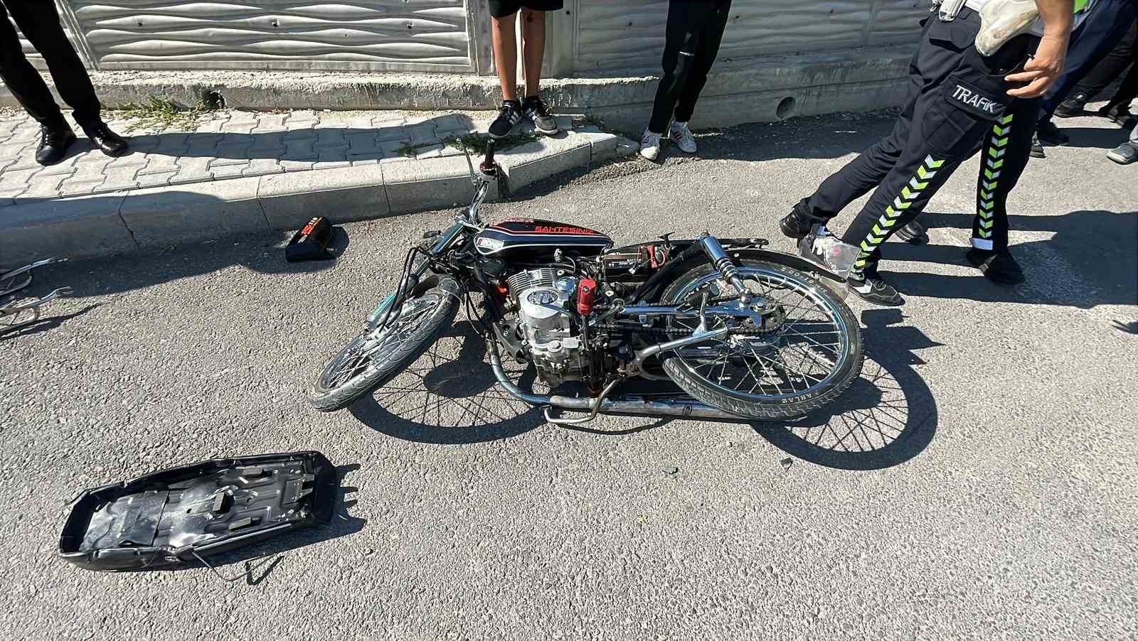 Karaman’da 1’i ağır 2 kişinin yaralandığı kaza kamerada