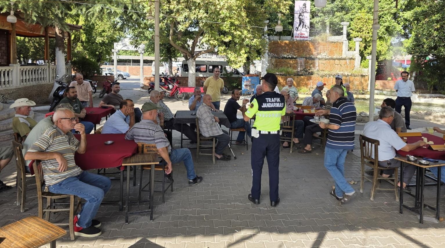 Salihli&rsquo;de polis ve jandarmadan vatandaşlara trafik eğitimi
