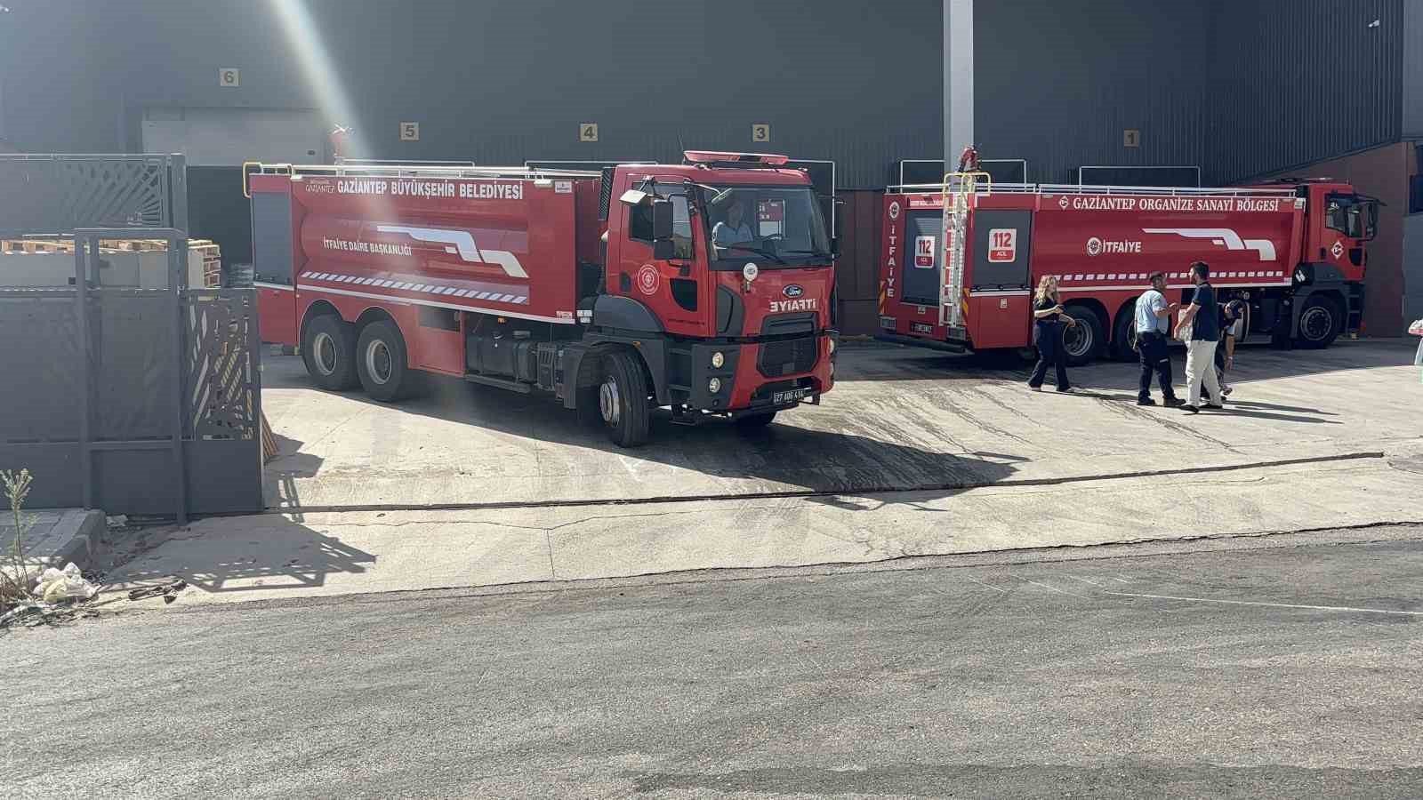 Gaziantep&rsquo;te fabrika yangınında 2 kişi dumandan etkilendi
