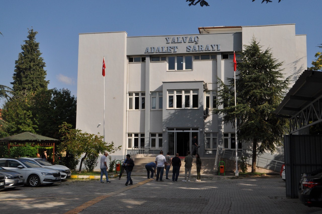 Gelendost Belediye Başkanı ve 19 kişi zimmet ve r&uuml;şvet su&ccedil;lamasıyla hakim karşısında
