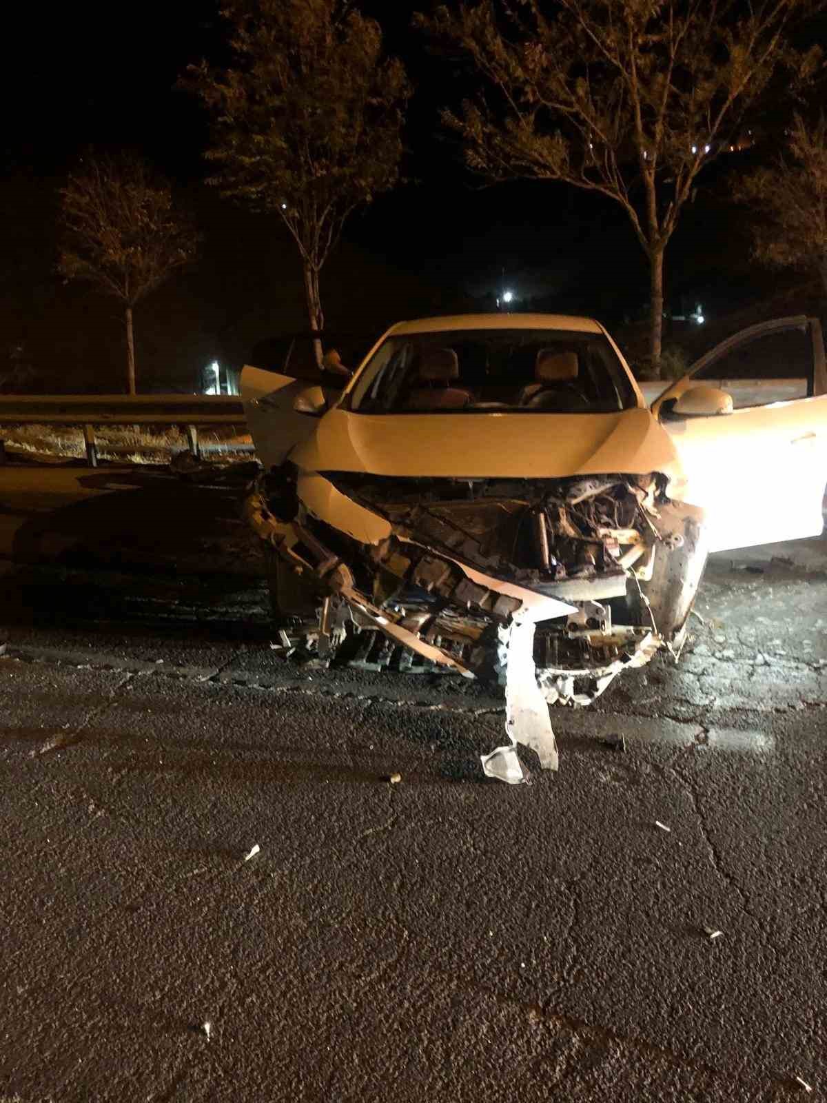 Mardin’de otomobil demir bariyerlere çarptı: 1 yaralı