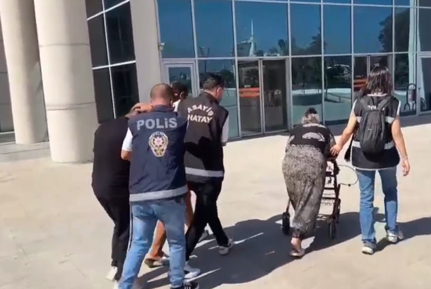 Oto faresi 3 hırsız yakalandı; 2 tutuklama