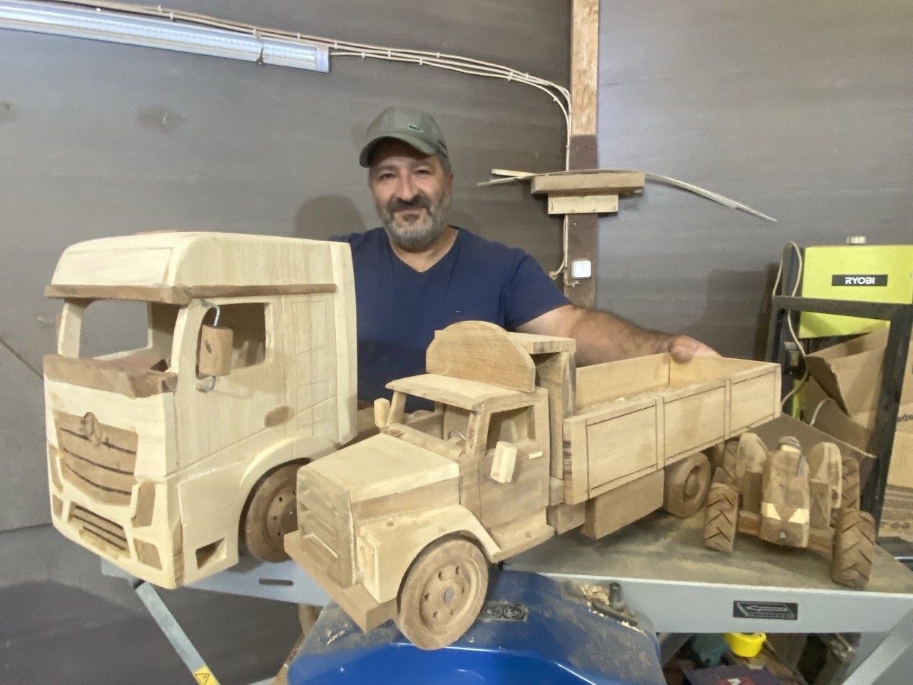 Burdur’da hobi olarak başladığı ahşap ustalığına belediyenin atölyesinde devam ediyor