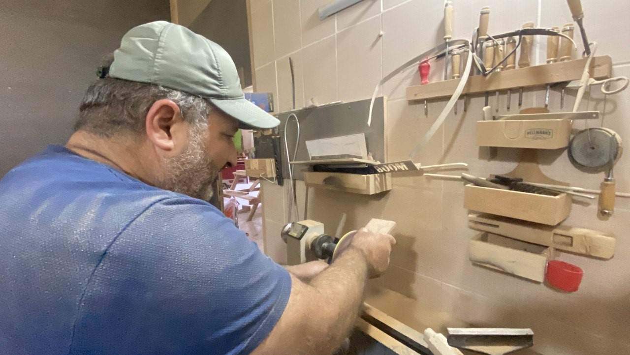 Burdur&rsquo;da hobi olarak başladığı ahşap ustalığına belediyenin at&ouml;lyesinde devam ediyor
