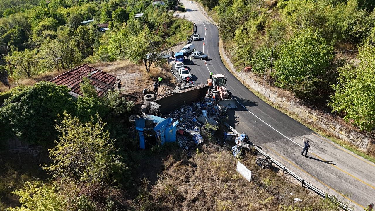 Karab&uuml;k&rsquo;te hurda y&uuml;kl&uuml; tır devrildi: 1 yaralı
