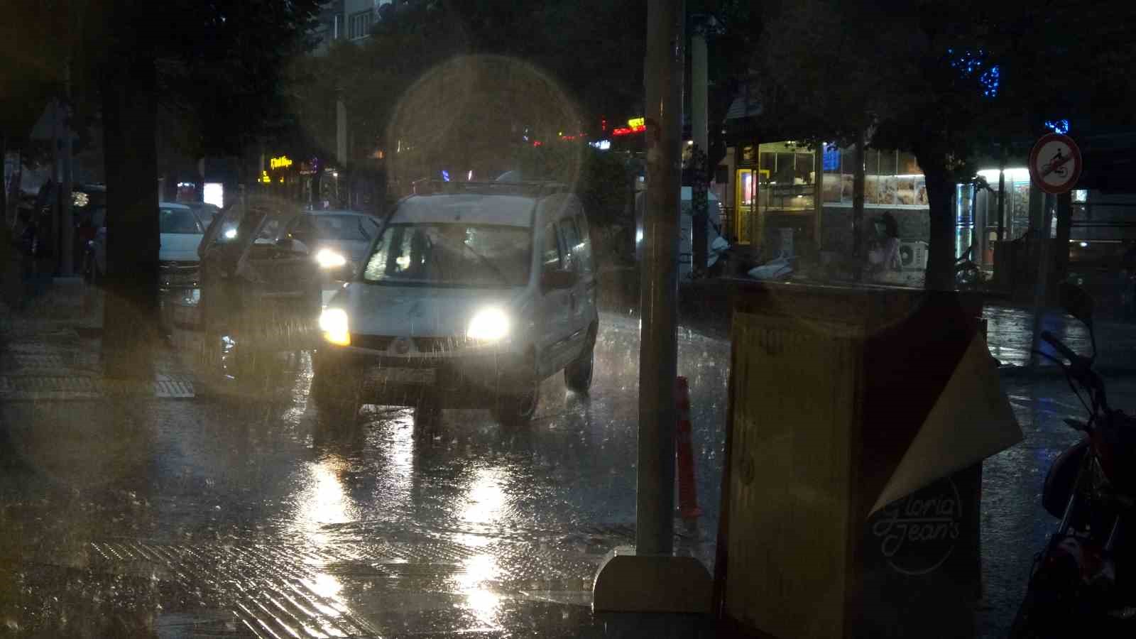 Burdur’da sağanak yağış
