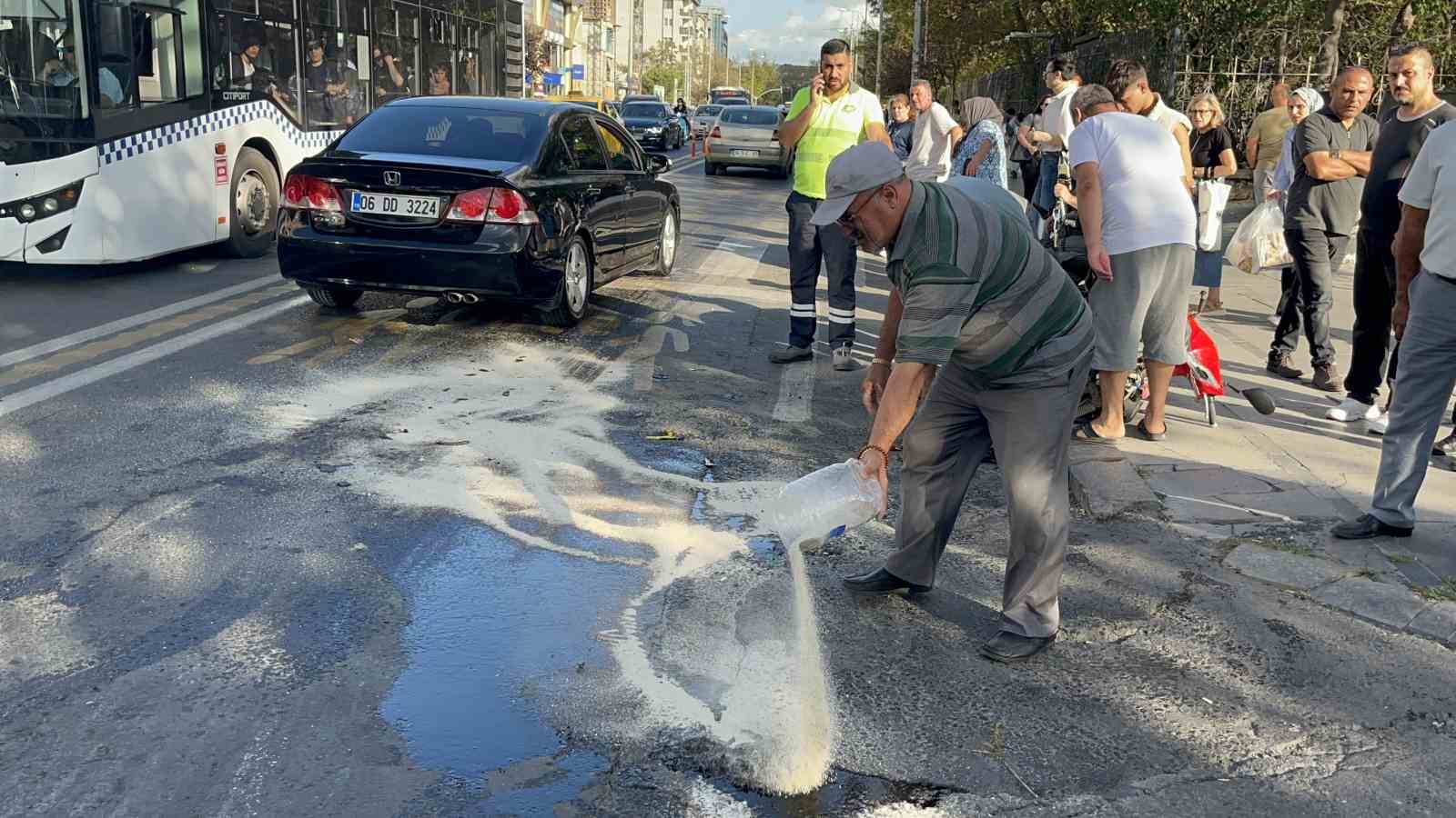 İki otomobilin arasında kağıt gibi ezildi: Motosiklet üzerindeki 2 kişi kazadan yaralı kurtuldu