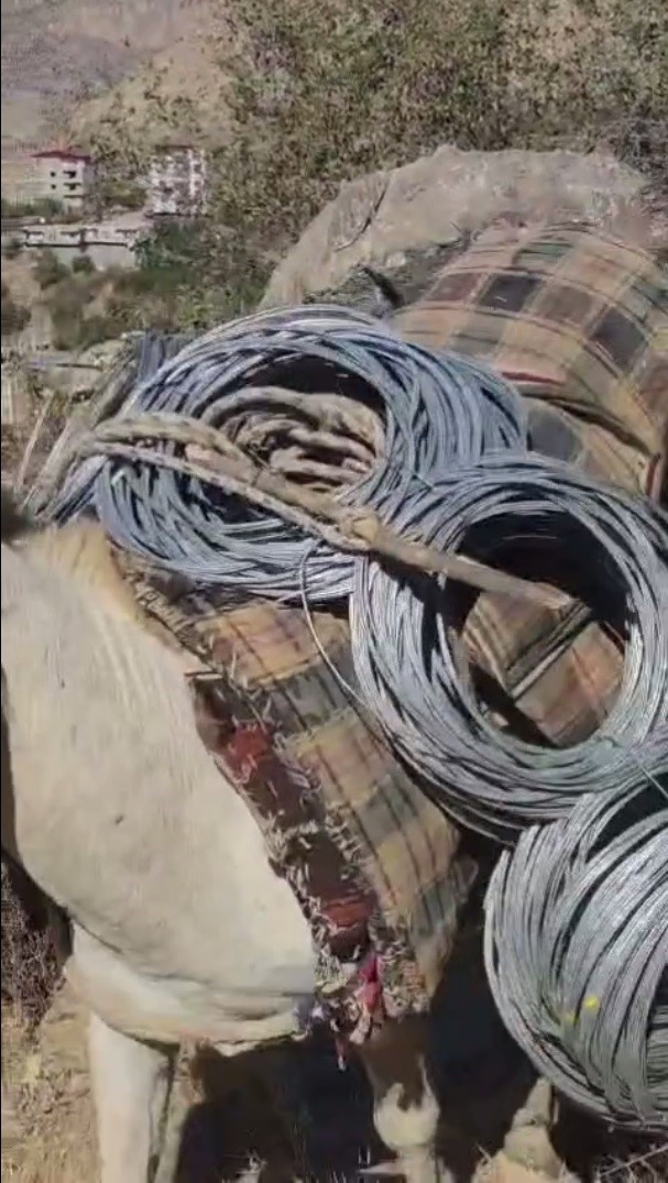 Uludere&rsquo;de zorlu kaya ıslahı: Malzemeler katırlarla zirveye taşınıyor
