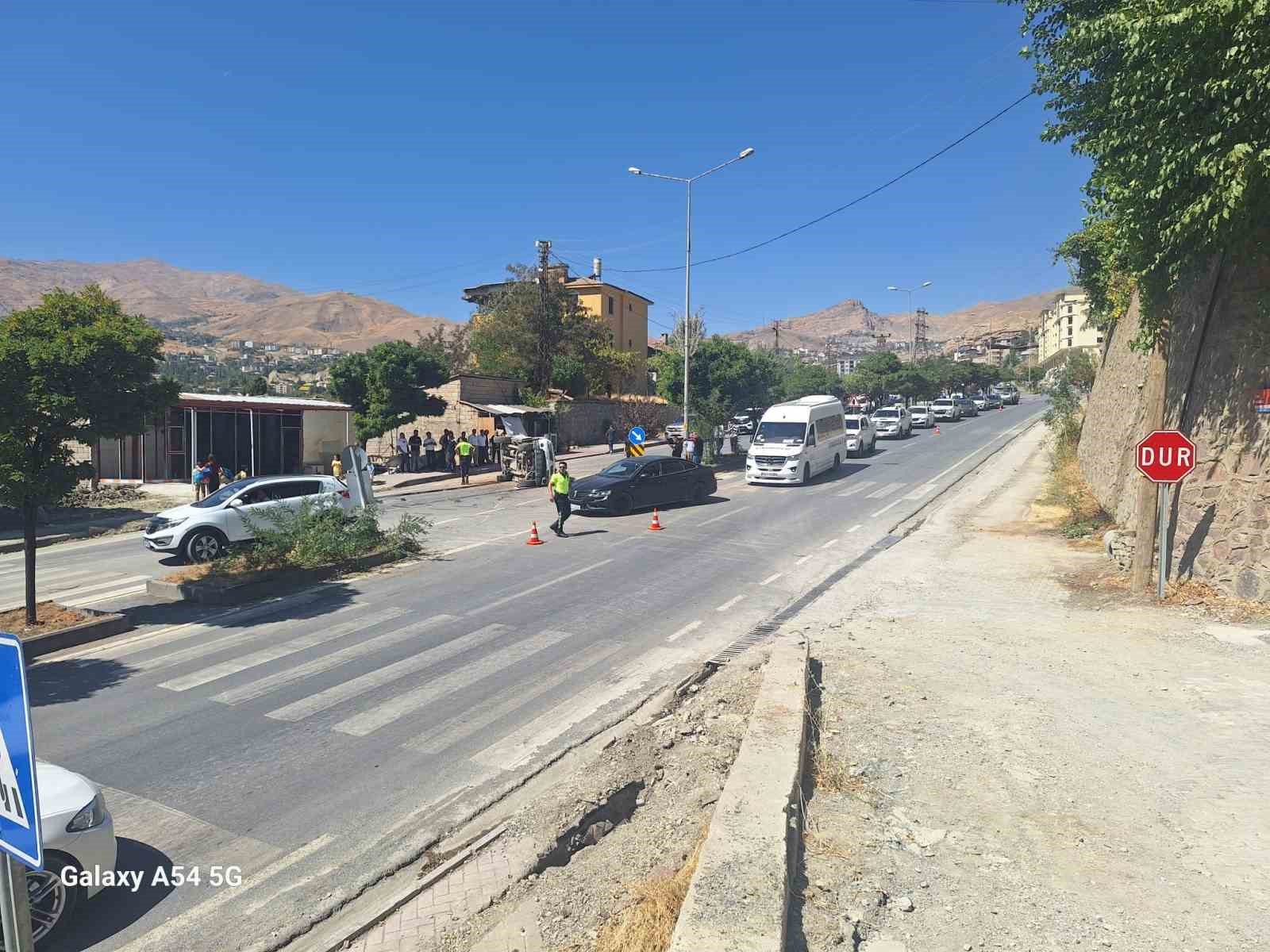 Hakkari&rsquo;de kamyonet yan yattı: 1 yaralı
