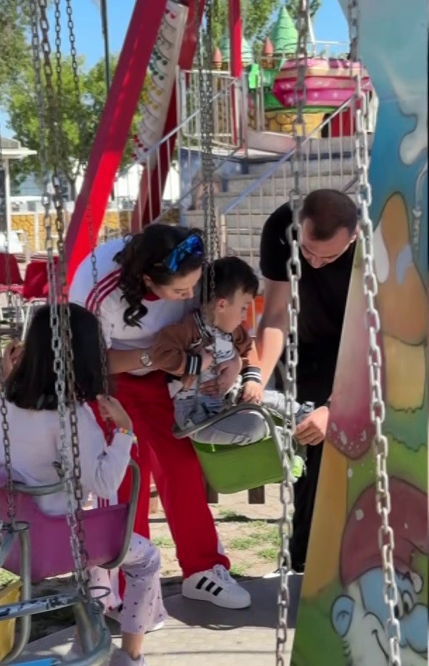 Sivas&rsquo;ta &ccedil;ocuk sahibi olmayan &ccedil;ift, evlilik yıl d&ouml;n&uuml;mlerini lunaparkta onlarca &ccedil;ocuğu eğlendirerek kutladı 