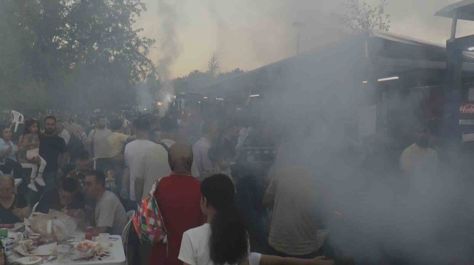 GastroANTEP&rsquo;te kebap stantlarının &ouml;n&uuml;nde kuyruk oluştu, dumandan g&ouml;z g&ouml;z&uuml; g&ouml;rmedi
