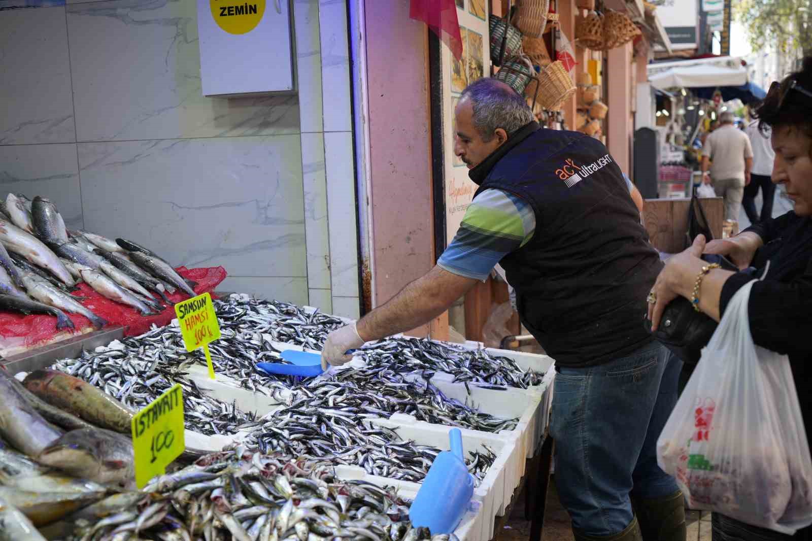 Karadeniz&rsquo;in incisi hamsi tezgahlarda: Ne alırsan 100 TL
