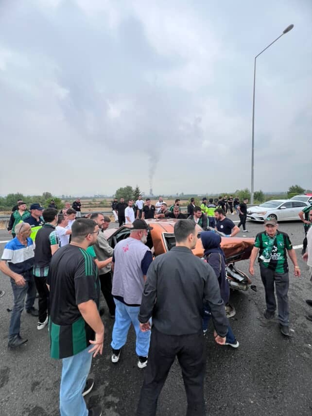 Kuzey Marmara Otoyolu&rsquo;nda kaza, ara&ccedil; hurdaya d&ouml;nd&uuml;: 5 yaralı
