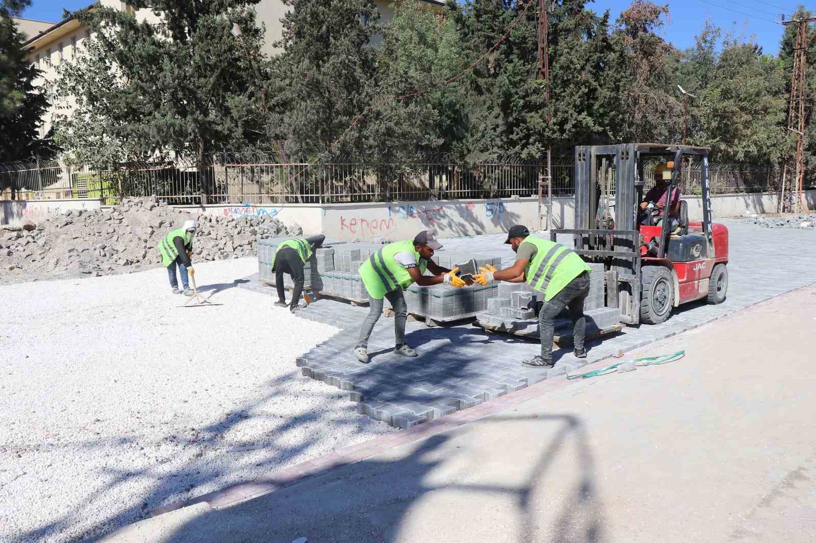 Haliliye&rsquo;de 15 ekiple yol yapım ve onarım &ccedil;alışmaları s&uuml;r&uuml;yor
