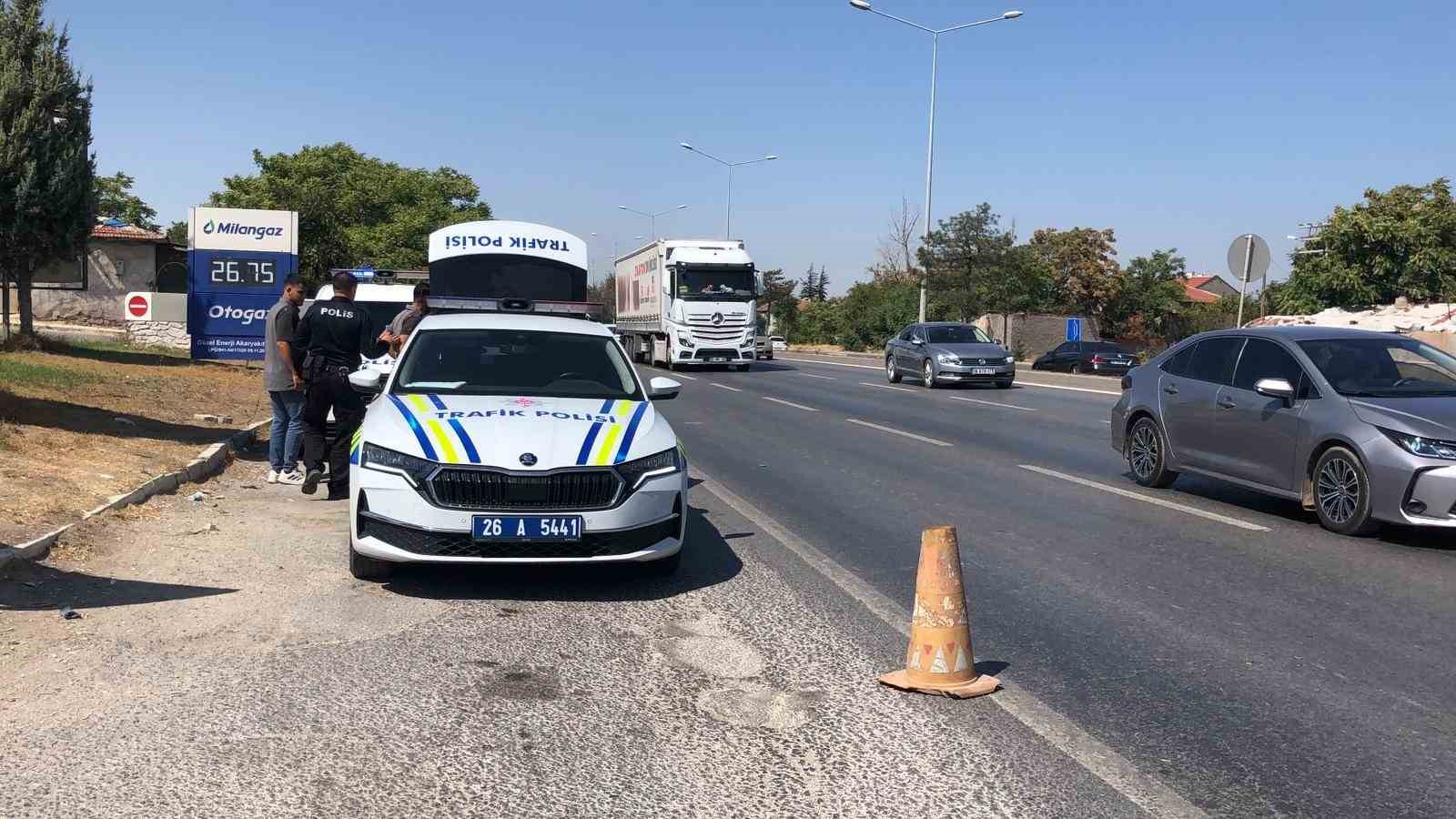 Kamyonetle &ccedil;arpışmamak i&ccedil;in manevra yapan motosiklet devrildi, 2 kişi yaralandı
