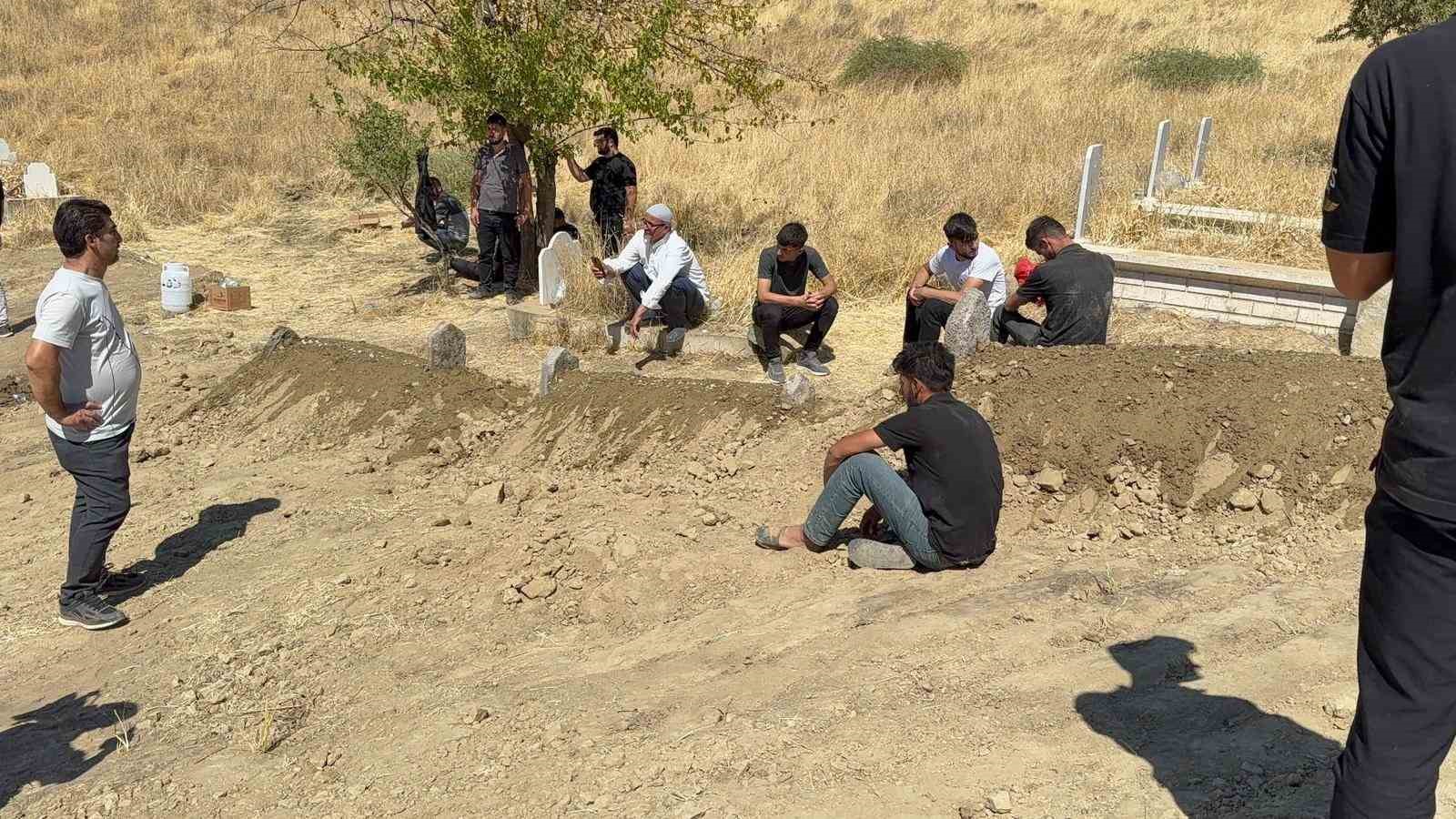 Batman’da saldırıda yaşamını yitiren aile, yoğun güvenlik önlemleri altında toprağa verildi