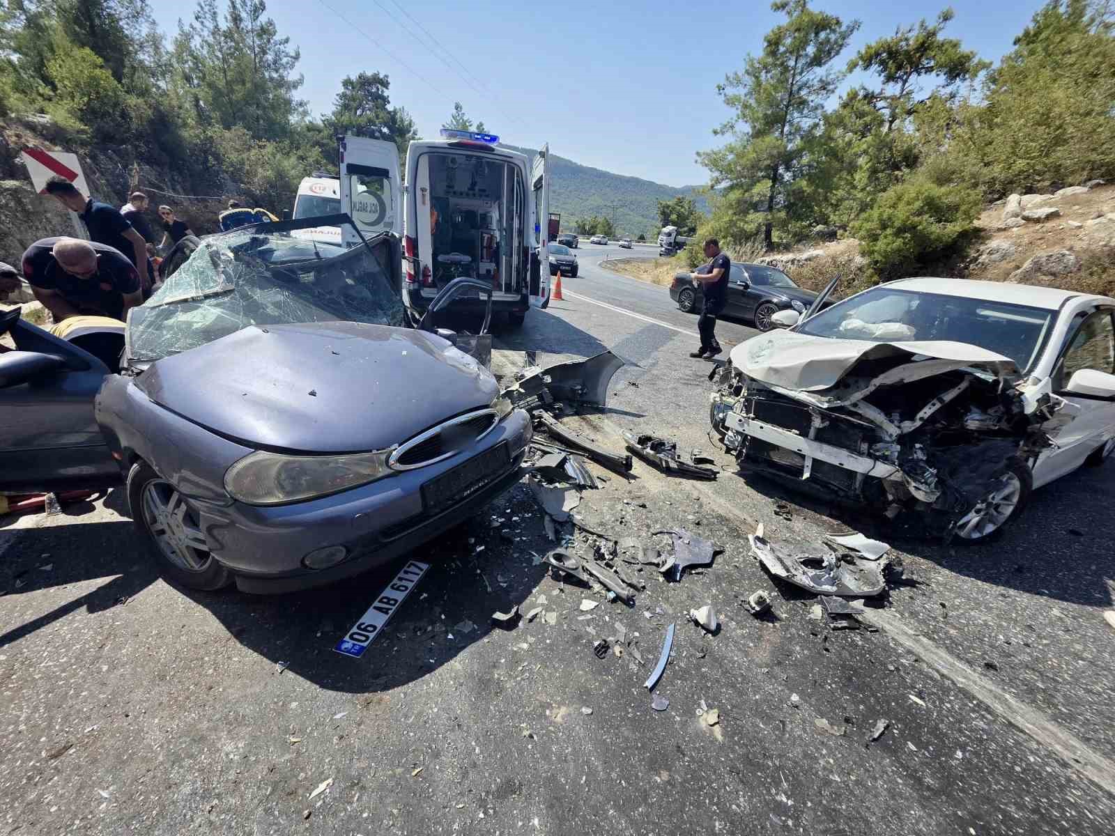 Antalya’da iki otomobilin çarpıştığı feci kazada 8 yaralı