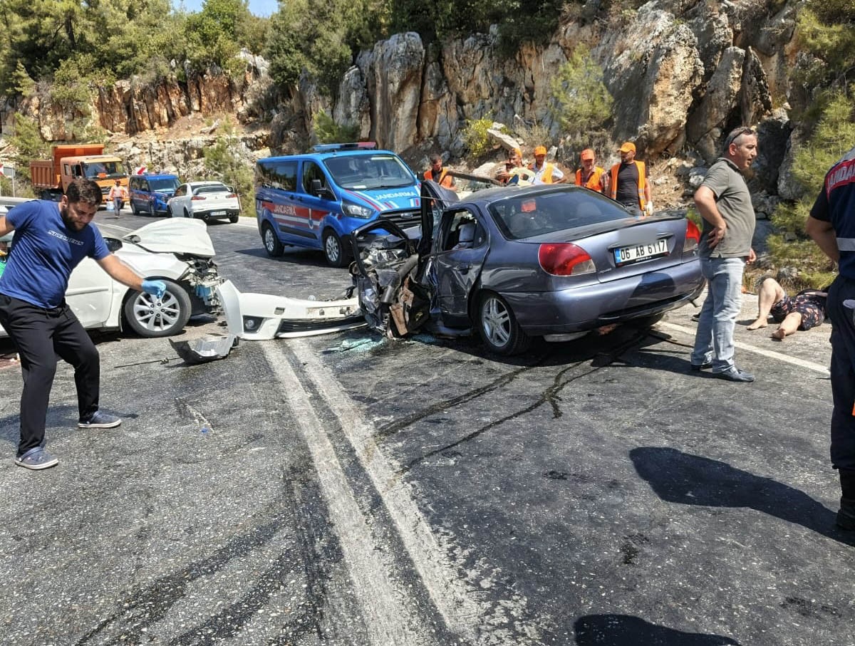 Antalya&rsquo;da iki otomobilin &ccedil;arpıştığı feci kazada 8 yaralı
