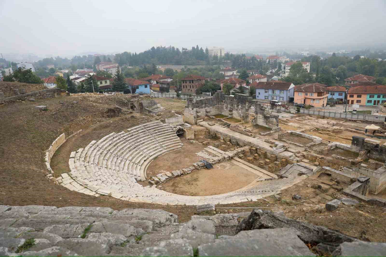 Antik Tiyatro aslına dönecek kazı alanı genişleyecek
