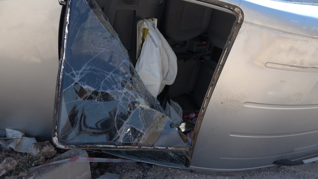 Kilis&rsquo;te otomobil ile hafif ticari ara&ccedil; &ccedil;arpıştı: 3 yaralı
