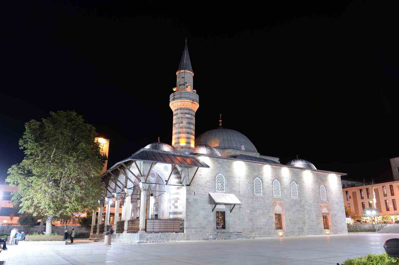 Dünya ikincisi Hafız Ali Turhan, Lala Mustafa Paşa Camii’ne atandı