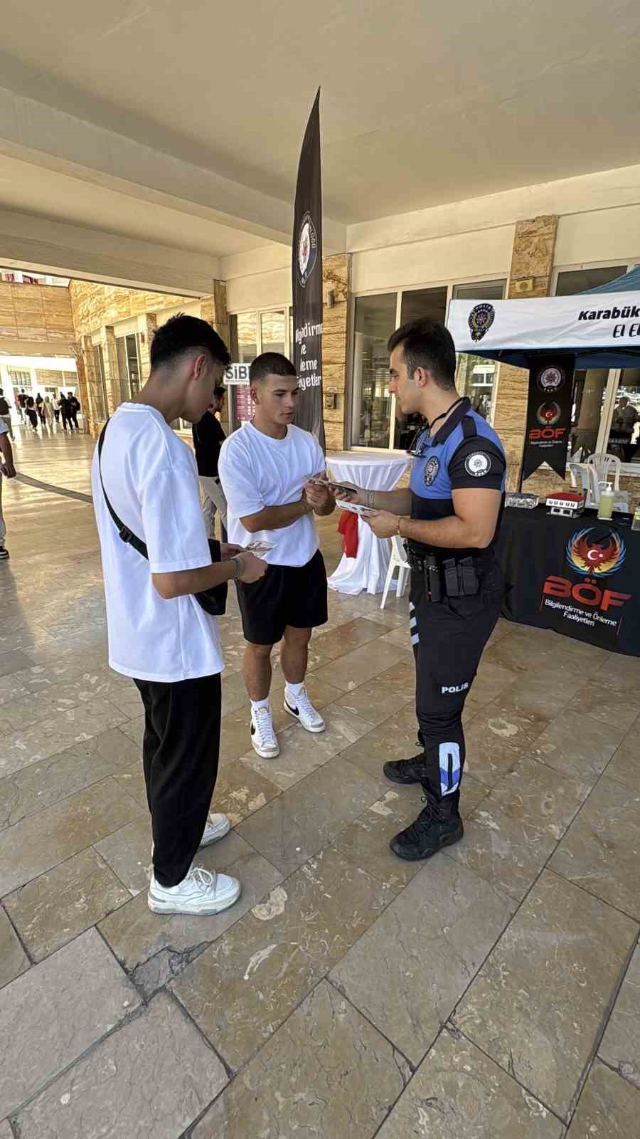 Karab&uuml;k&rsquo;te polisler &uuml;niversite &ouml;ğrencilerini bilgilendiriyor
