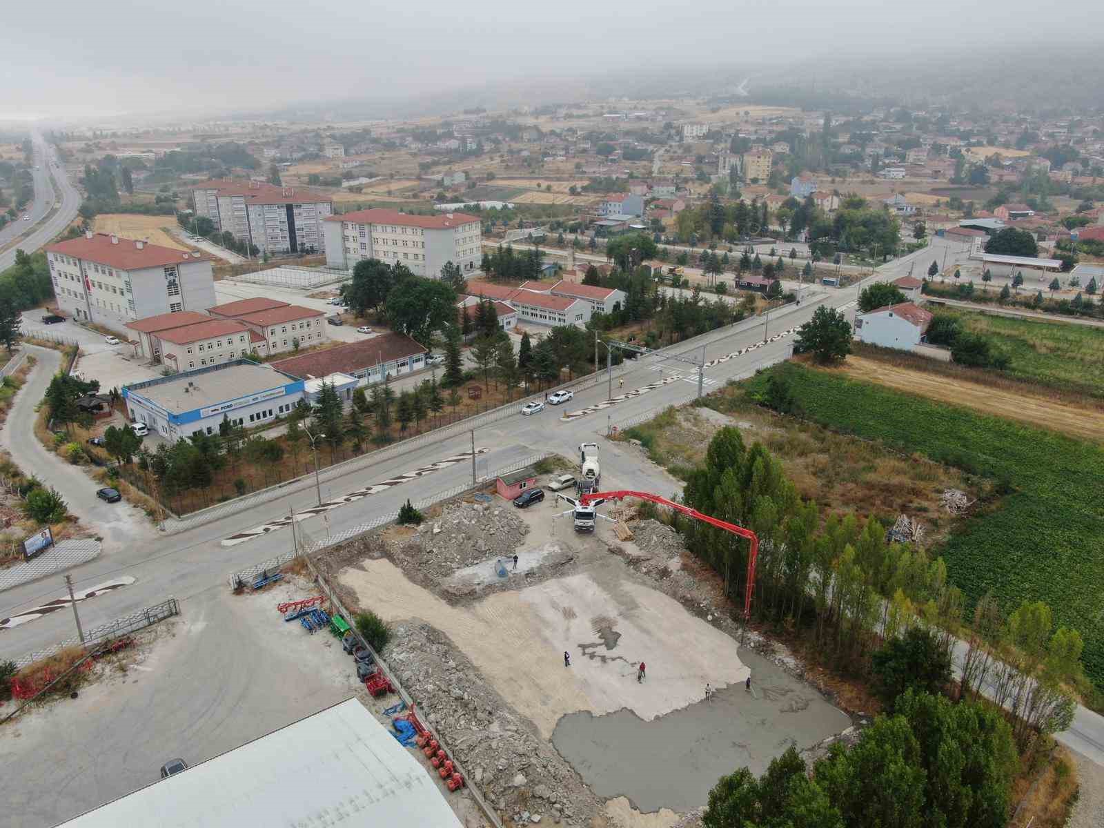 İn&ouml;n&uuml;&rsquo;de d&uuml;ğ&uuml;n salonu i&ccedil;in ilk beton atıldı

