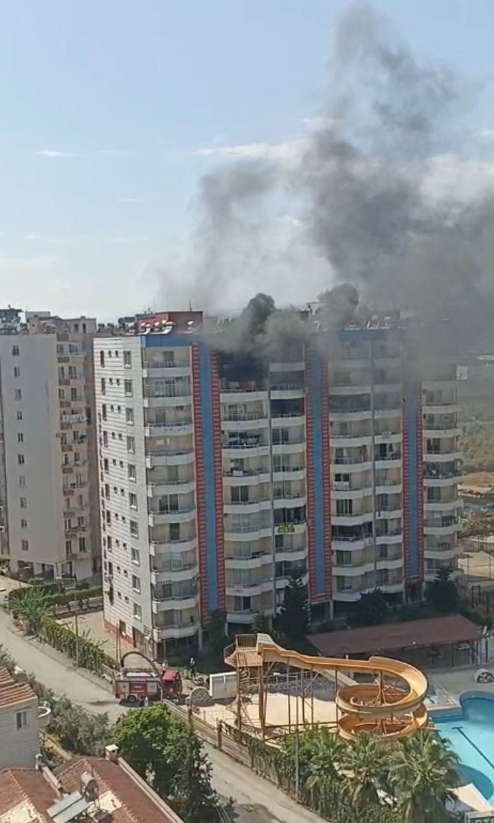 Mersin&rsquo;de tatil sitesinde yangın
