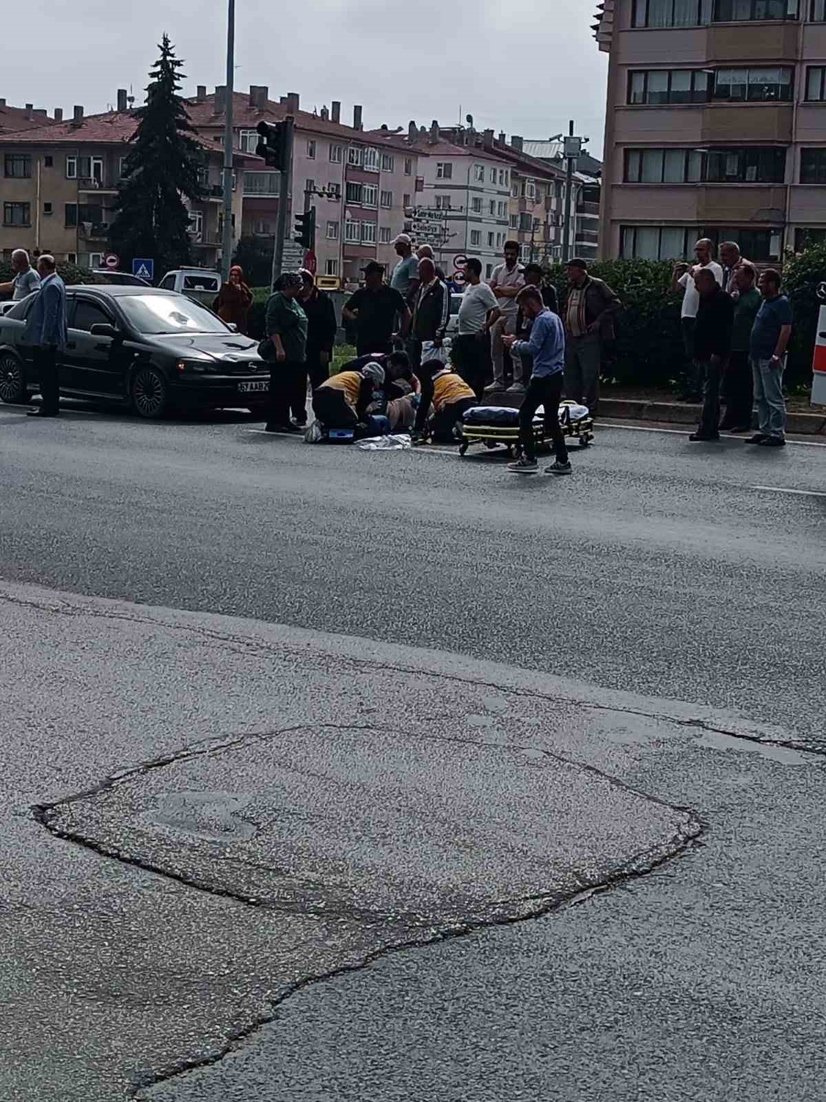 Yolun karşısına geçmek isteyen yayaya çarptı