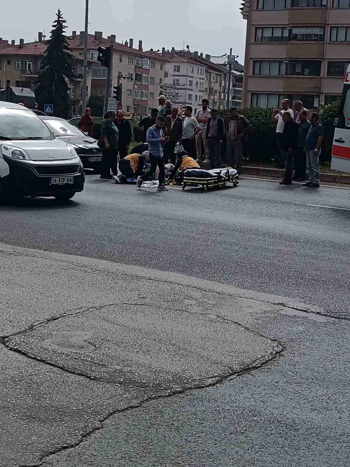 Yolun karşısına geçmek isteyen yayaya çarptı