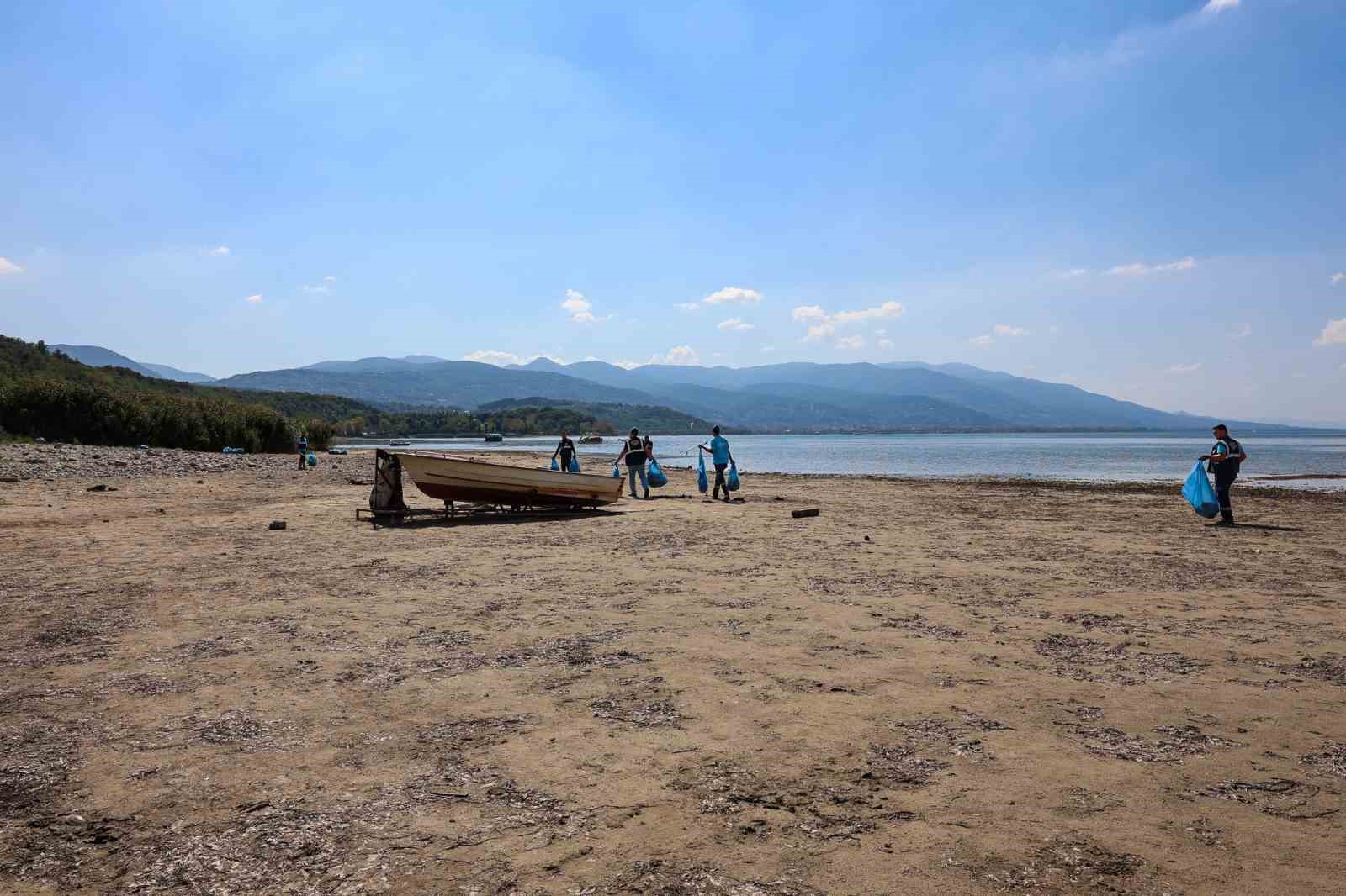 Sapanca G&ouml;l&uuml; &ccedil;evresinden 2 ton &ccedil;&ouml;p toplandı
