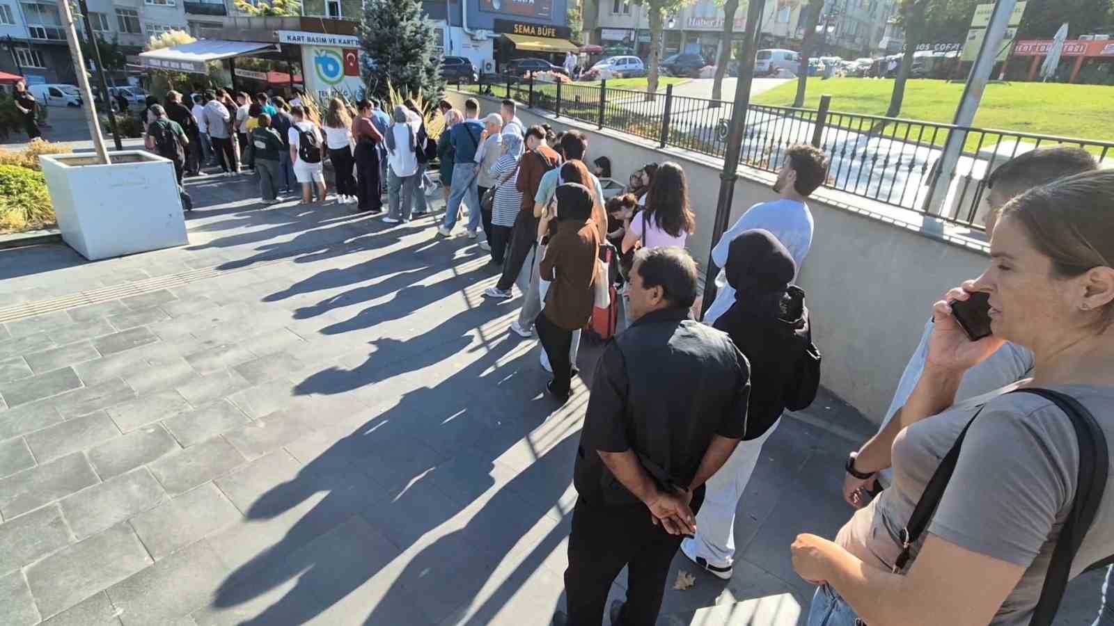 Tekirdağ&rsquo;da &uuml;niversiteliler kart kuyruğunda saatlerce bekledi
