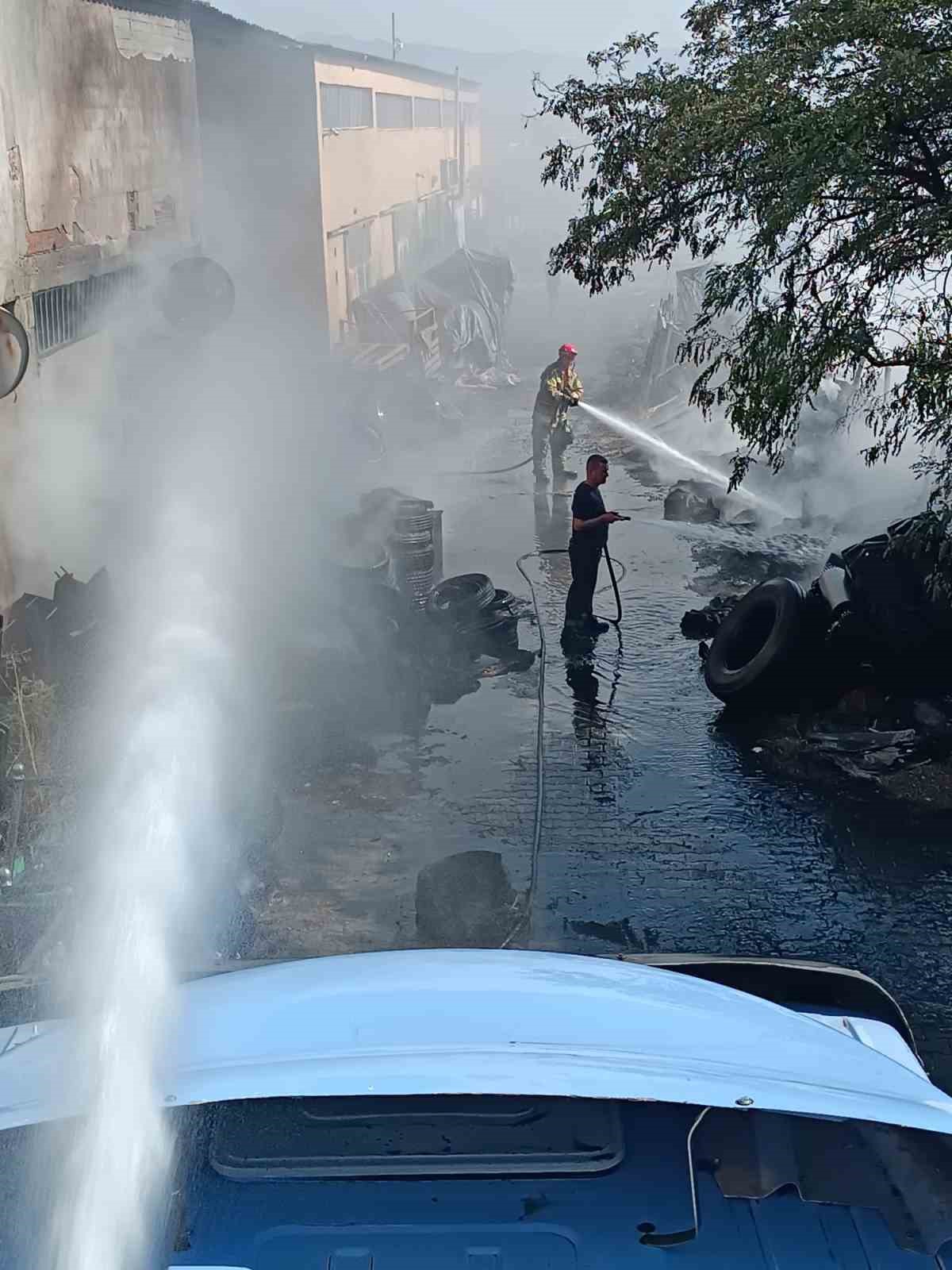 İzmir&rsquo;de lastik tamircisinde yangın kontrol altında
