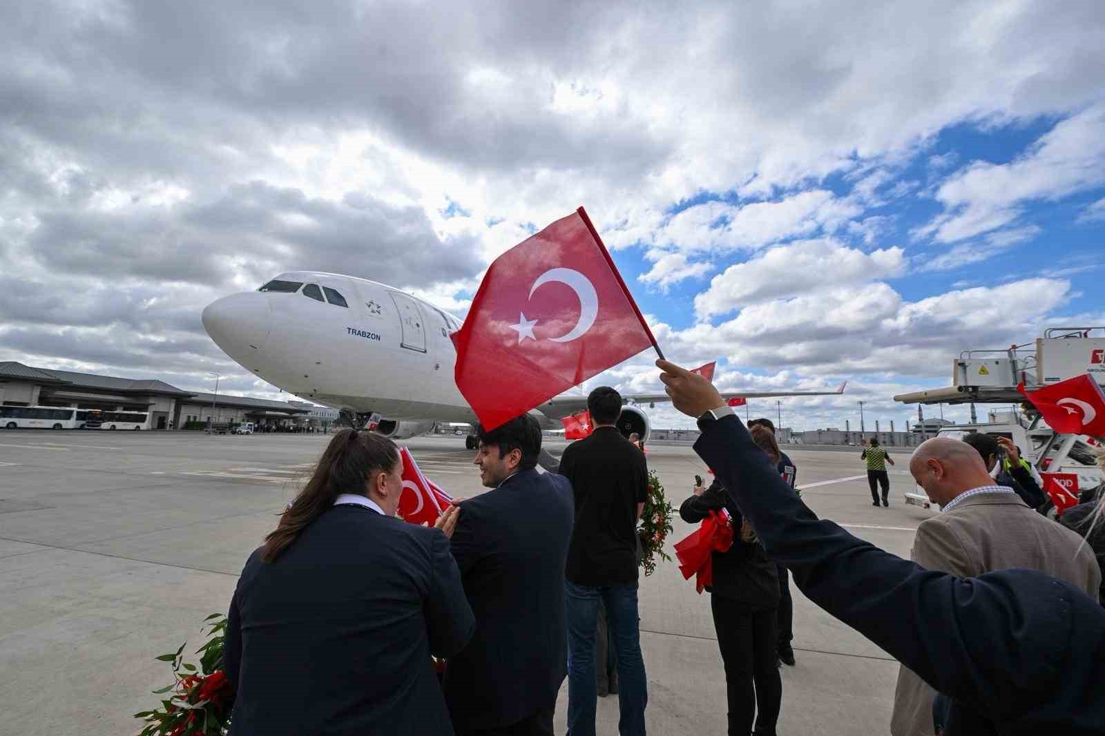 THY pilotundan A Millilere anons s&uuml;rprizi: "Umut ve gurur yaşattınız"
